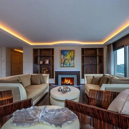 Penthouse In Popular District Apartment