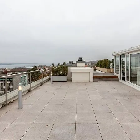 Penthouse In Popular District Apartment *